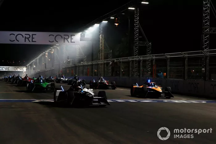 Mitch Evans, Jaguar Racing , Jaguar I-TYPE 6, Rene Rast, NEOM McLaren Formula E Team, e-4ORCE 04, al inicio