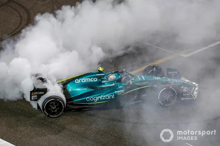 Sebastian Vettel, Aston Martin AMR22, realiza donuts al final de la carrera para celebrar su última carrera en la F1