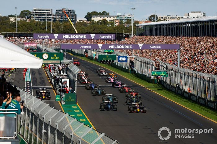 Max Verstappen, Red Bull Racing RB19, George Russell, Mercedes F1 W14, Lewis Hamilton, Mercedes F1 W14, Fernando Alonso, Aston Martin AMR23, Carlos Sainz, Ferrari SF-23, el resto de la parrilla en la salida.