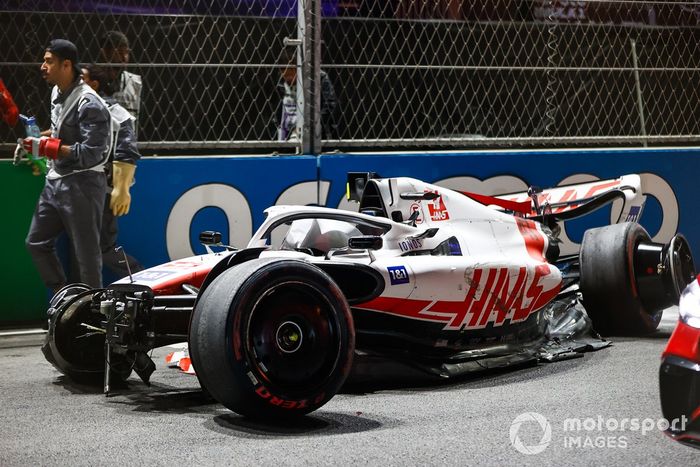 Los oficiales de pista recuperan los restos del coche dañado de Mick Schumacher, Haas VF-22, tras un fuerte accidente en la Q2  
