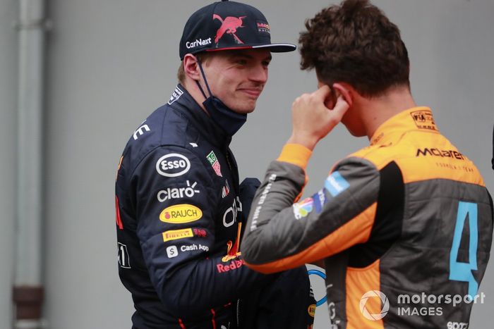 Max Verstappen, Red Bull Racing, habla con Lando Norris, McLaren, tras la clasificación