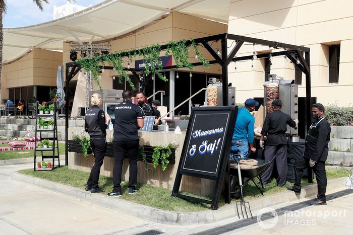 Esquina de shawarma en el paddock
