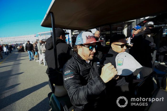 #10 Konica Minolta Cadillac DPi-V.R. Cadillac DPi, DPi:  Fernando Alonso  Firma de autógrafos en la carrera de la mañana.