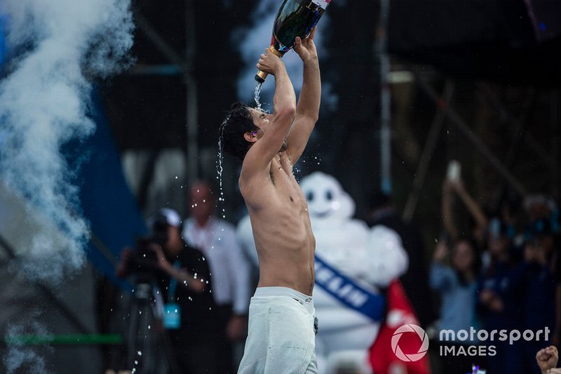 Ganador de la carrera Lucas Di Grassi, Audi Sport ABT Schaeffler celebra en el podio