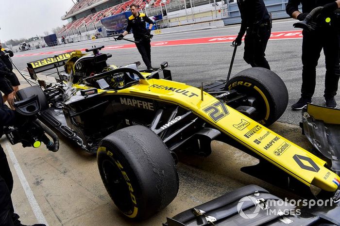 Nico Hulkenberg, Renault F1 Team R.S. 19, makes a pit stop