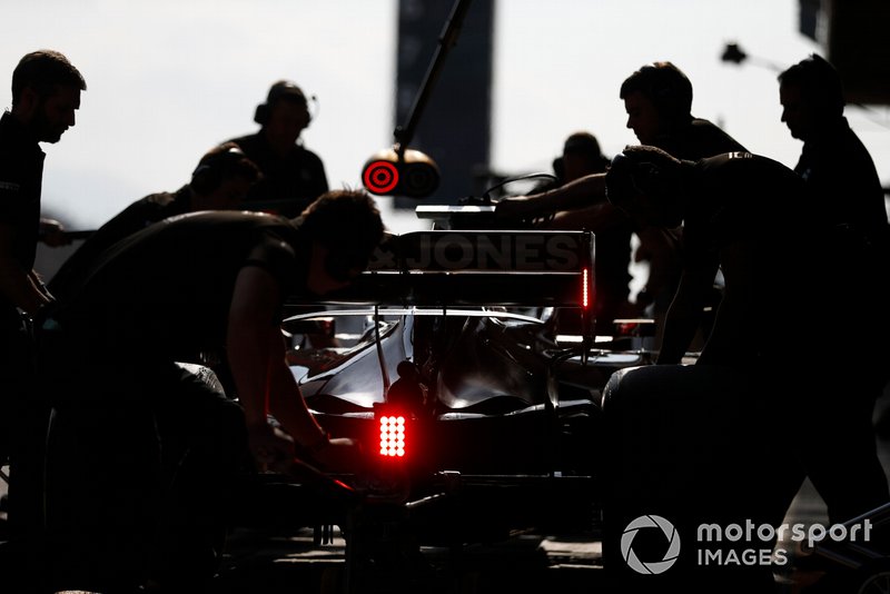 Romain Grosjean, Haas F1 Team VF-19 pit stop