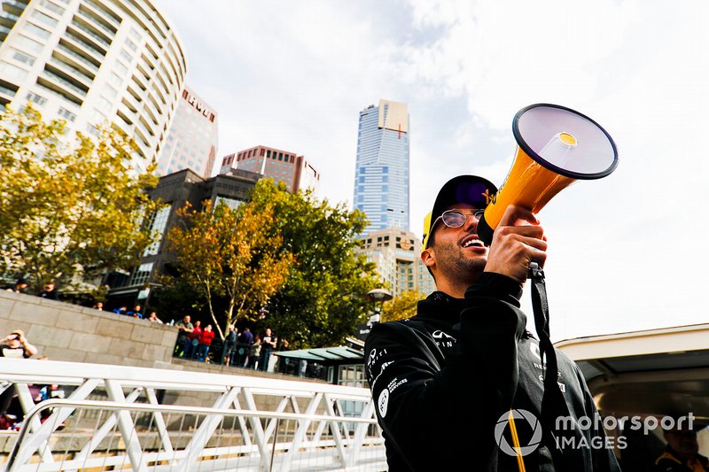 Daniel Ricciardo, Renault on the way to the Federation Square event