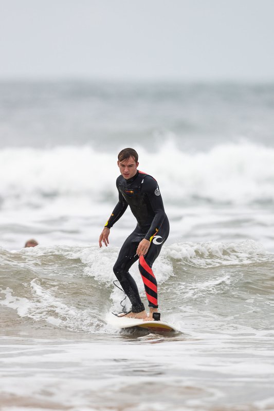 Pierre Gasly surfeando en Torquay