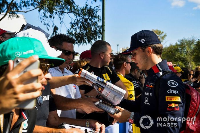 Pierre Gasly, Red Bull Racing firma autógrafos para los aficionados.