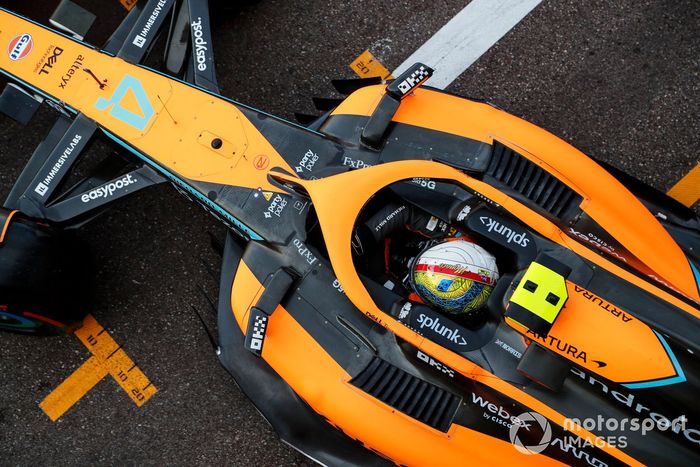 Lando Norris, McLaren MCL36, sale del garaje