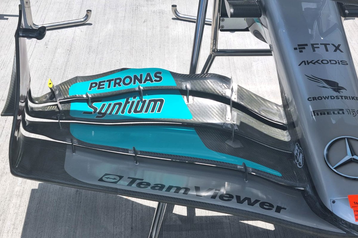 Detalle del alerón delantero del Mercedes W13