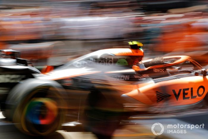 El equipo McLaren F1 practica las paradas en boxes