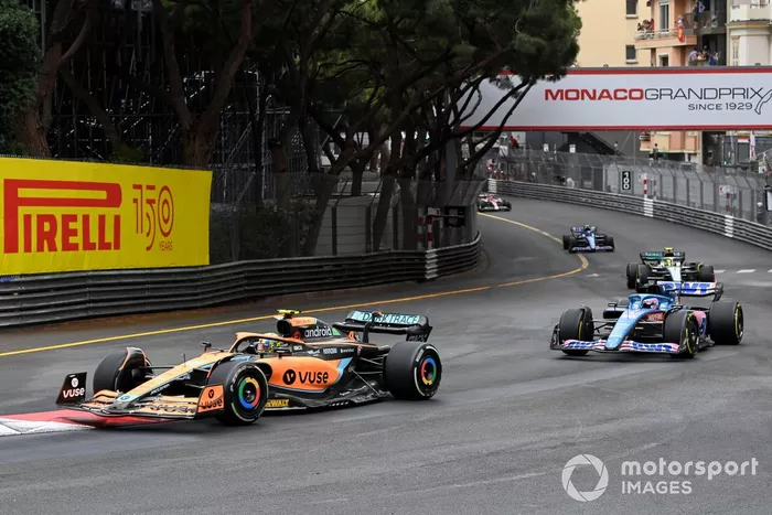 Lando Norris, McLaren MCL36, Fernando Alonso, Alpine A522, Lewis Hamilton, Mercedes W13