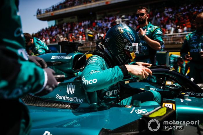 Lance Stroll, Aston Martin, llega a la parrilla