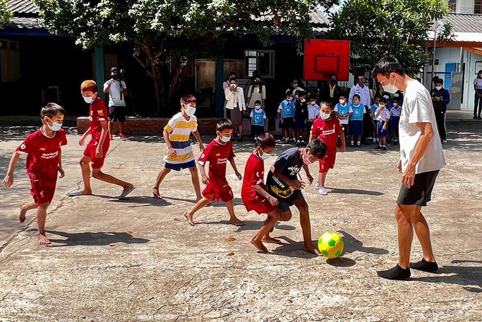 Alex Albon visita a los niños del orfanato Wat Sakaeo de Tailandia