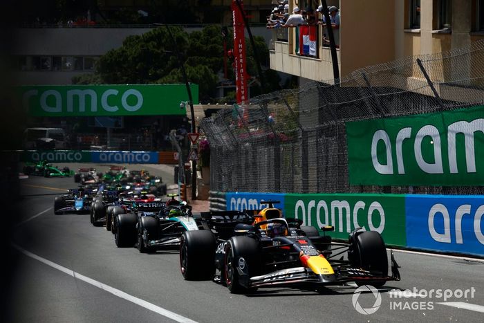 Max Verstappen, Red Bull Racing RB20, Lewis Hamilton, Mercedes F1 W15, Yuki Tsunoda, RB F1 Team VCARB 01, el resto del pelotón en la salida.