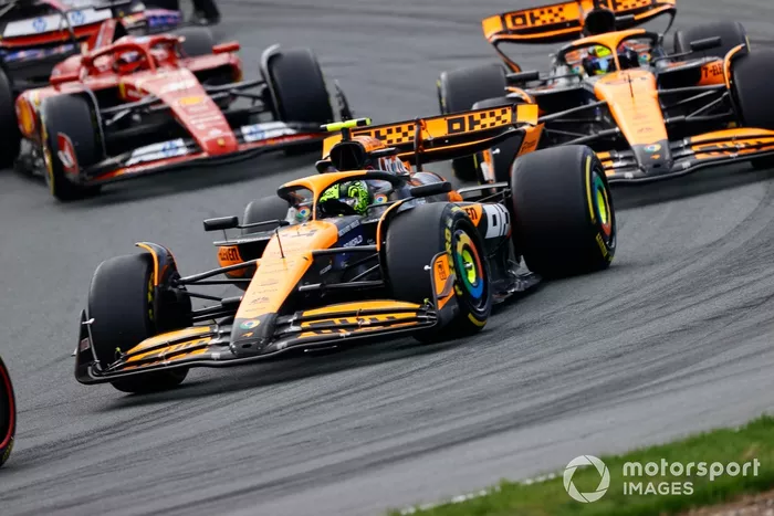 Lando Norris, McLaren MCL38, Oscar Piastri, McLaren MCL38, Charles Leclerc, Ferrari SF-24