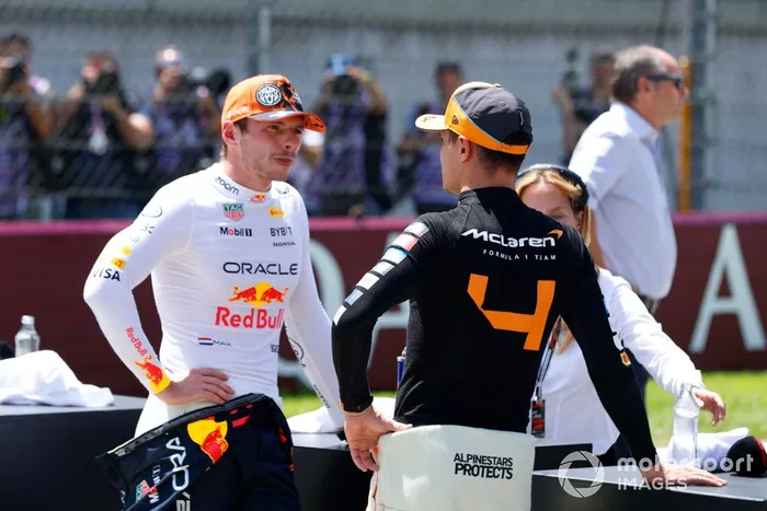 Max Verstappen, Red Bull Racing, 1ª posição, Lando Norris, McLaren F1 Team, 3ª posição, conversa após o Sprint