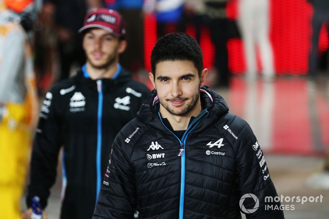 Esteban Ocon, Alpine F1 Team, uczestniczy w paradzie kierowców 
