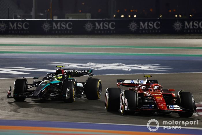 Carlos Sainz, Ferrari SF-24, Lewis Hamilton, Mercedes F1 W15