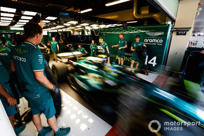 Fernando Alonso, Aston Martin AMR24, sale del garaje