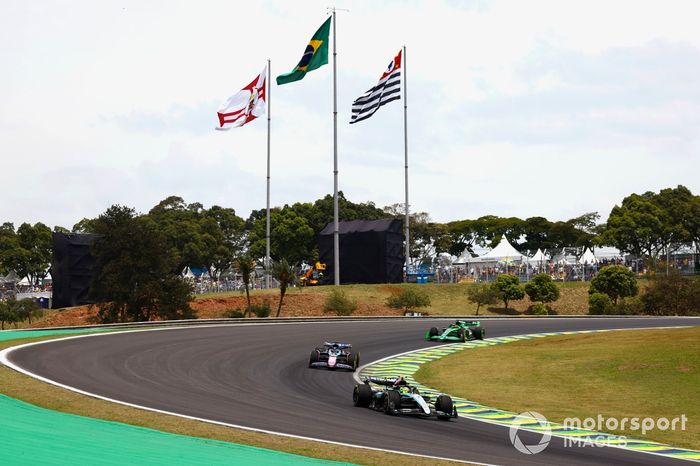 Lewis Hamilton, Mercedes F1 W15, Esteban Ocon, Alpine A524 