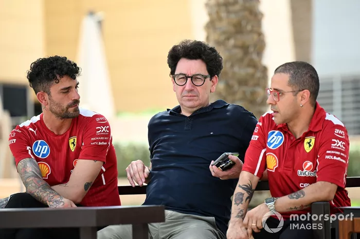 Mattia Binotto, COO y CTO, Stake F1 Team KICK Sauber habla con los miembros del equipo Ferrari