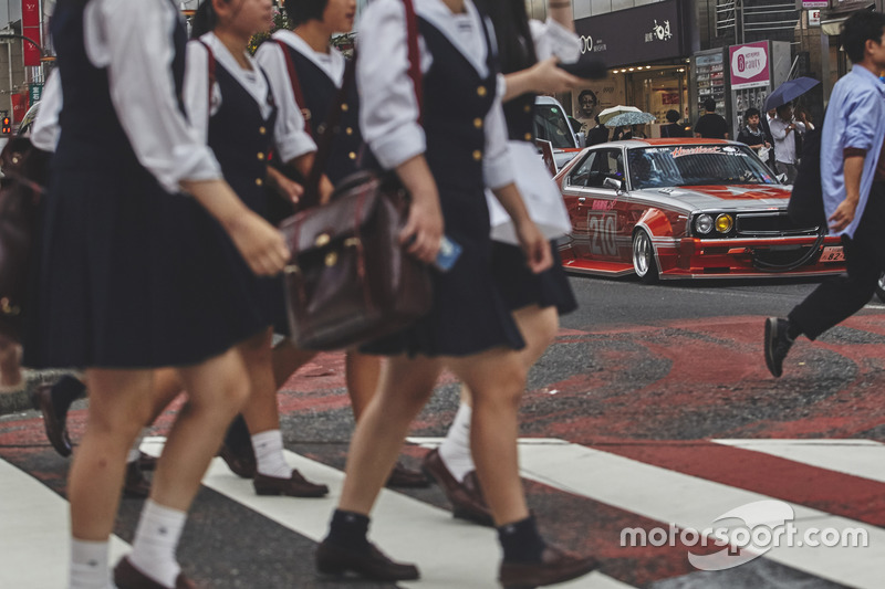 Daniel Ricciardo y Max Verstappen, Red Bull Racing conducen alrededor de Tokio en un coche de Bosozuko