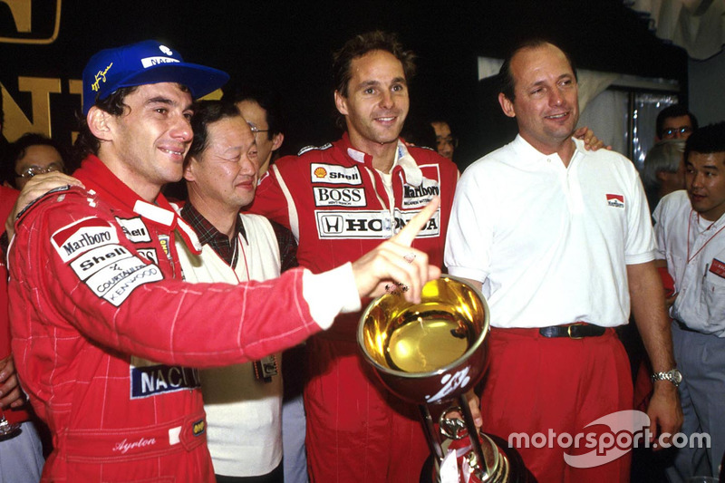 Campeón del mundo 1991 Ayrton Senna, ganador de la carrera Gerhard Berger, McLaren y CEO Ron Dennis