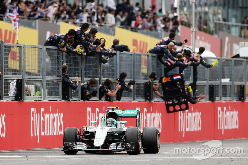 Race winner Nico Rosberg, Mercedes AMG F1 W07 Hybrid