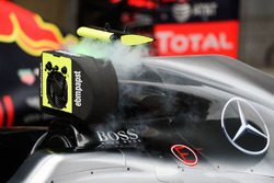 Der Mercedes W07 von Nico Rosberg wird im Parc Fermé gekühlt