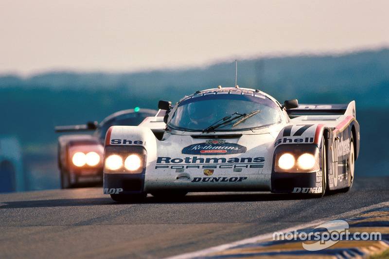 Экипаж Porsche 962C в составе Ханса-Йоахима Штука, Дерека Белла и Эла Холберта