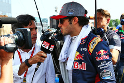 Carlos Sainz Jr, Scuderia Toro Rosso on the grid