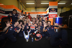 Переможець гонки Марк Маркес, Repsol Honda Team святкує разом з командою