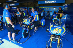 Атмосфера гаражу Team Suzuki MotoGP