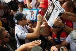 Felipe Massa, Williams, gibt Autogramme