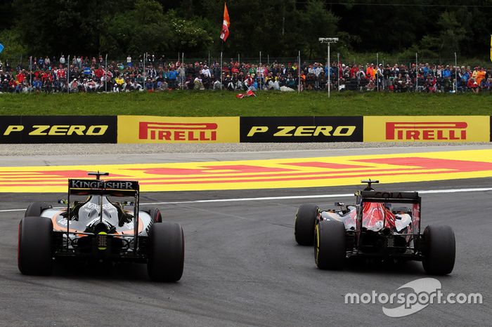 Carlos Sainz Jr., Scuderia Toro Rosso STR11 y Sergio Pérez, Sahara Force India F1 VJM09 luchan por la posición