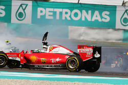 Себастьян Феттель, Ferrari SF16-H и Нико Росберг, Mercedes AMG F1 W07 Hybrid, столкновение на старте