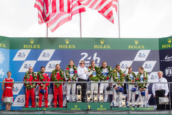 LMGT Pro podium: Klassewinnaars #68 Ford Chip Ganassi Racing Ford GT: Joey Hand, Dirk Müller, Sébast