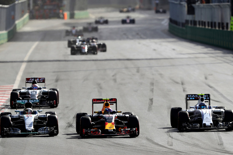 Lewis Hamilton, Mercedes AMG F1 W07 Hybrid, Max Verstappen, Red Bull Racing RB12