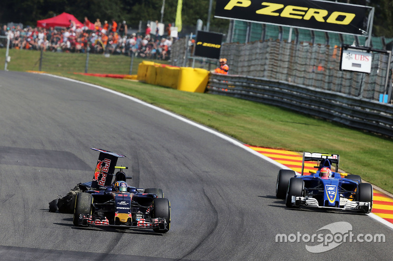 Carlos Sainz Jr., Scuderia Toro Rosso STR11 con una foratura e l'ala posteriore danneggiata