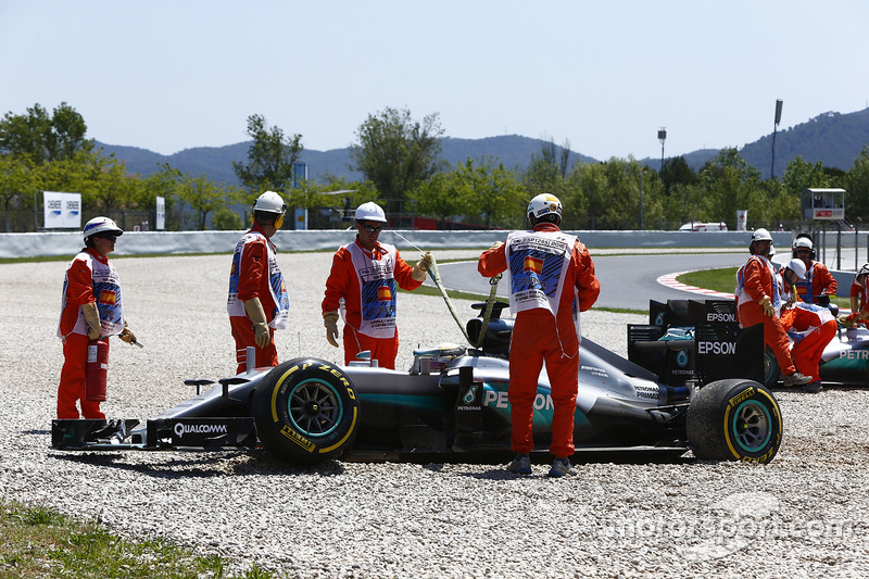 Lewis Hamilton, Mercedes AMG F1 W07 Hybrid y Nico Rosberg, Mercedes AMG F1 W07 Hybrid en la grava después de chocar