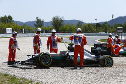 Lewis Hamilton, Mercedes AMG F1 W07 Hybrid; Nico Rosberg, Mercedes AMG F1 W07 Hybrid, nach Crash