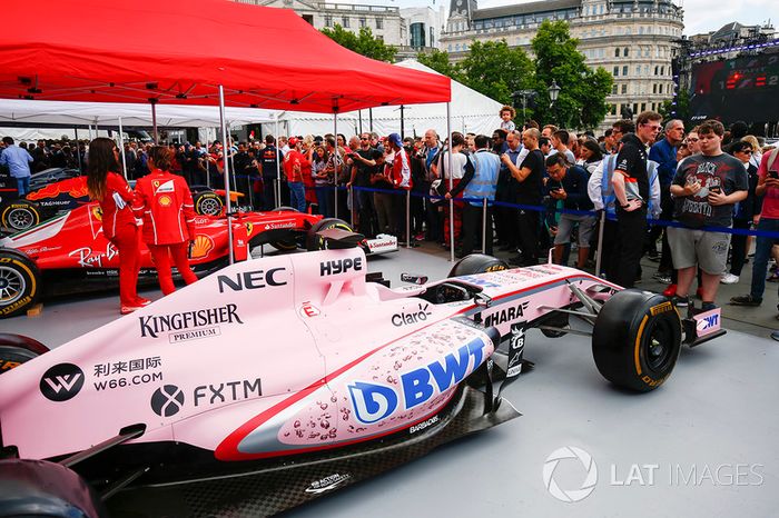 El Sahara Force India F1 VJM10 en el stand de los equipos