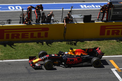Daniel Ricciardo, Red Bull Racing RB13 passe la ligne