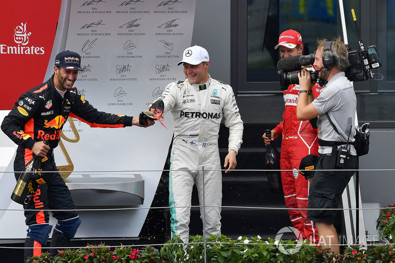 Подіум: переможець гонки гонки Валттері Боттас, Mercedes AMG F1, друге місце Себастьян Феттель, Ferrari, третє місце Даніель Ріккардо, Red Bull Racing