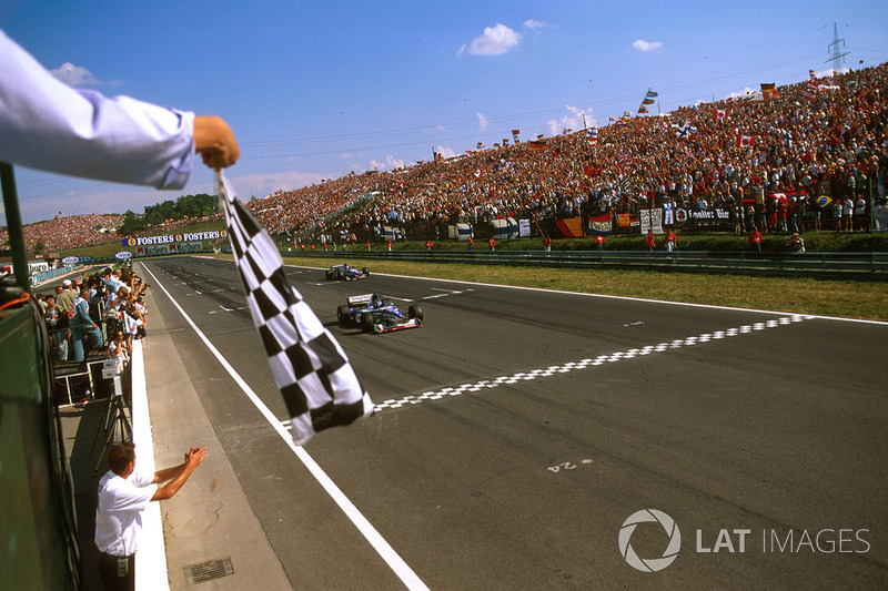 Damon Hill, Arrows A18 Yamaha cruza la meta y se lleva la bandera a cuadros