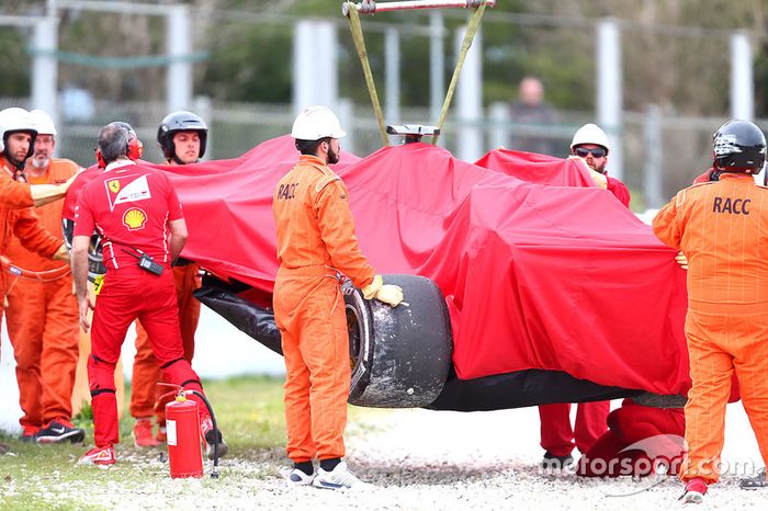 Kimi Raikkonen, Ferrari SF70H después del choque