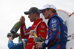 Le vainqueur Sébastien Bourdais, Dale Coyne Racing Honda, Simon Pagenaud, Team Penske Chevrolet et Scott Dixon, Chip Ganassi Racing Honda fêtent leur résultat sur le podium
