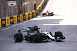 Lewis Hamilton, Mercedes AMG F1 W08, Sebastian Vettel, Ferrari SF70H